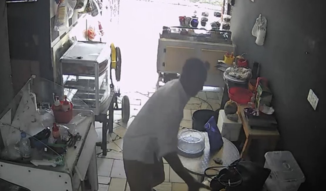 Videomonitoramento flagra homem furtando bolsa em estabelecimento comercial do Eustáquio Gomes