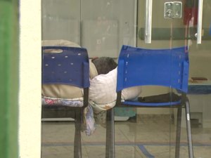 Pacientes com câncer são internados em cadeiras de plástico em hospital no Rio