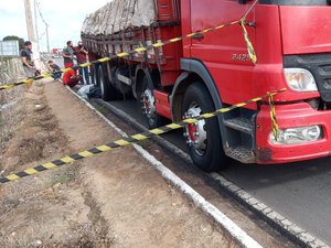 [Vídeo] Motociclista é arrastado por caminhão e morre esmagado pelos  pneus