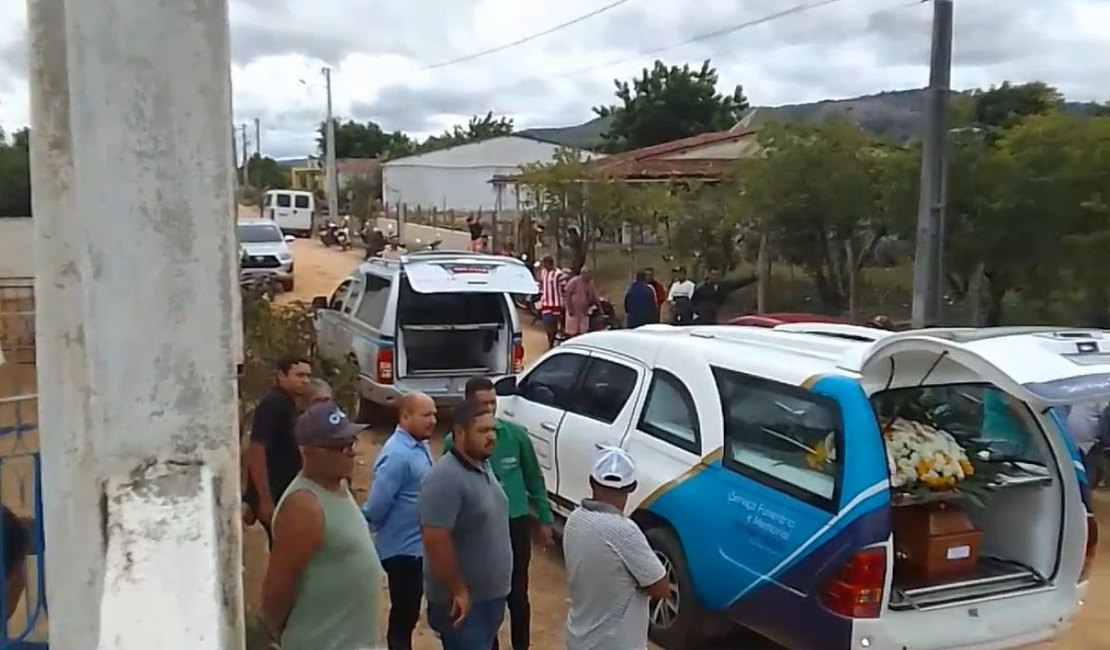 Cinco vítimas da chacina de Estrela de Alagoas são sepultadas sob forte comoção