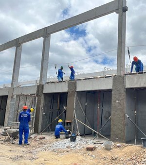 Comerciantes destacam avanço na obra do novo mercado do Benedito Bentes