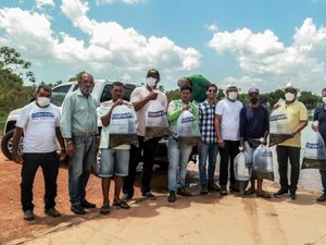 Parceria entre Prefeitura de Penedo e Codevasf distribui alevinos para piscicultores