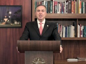 'Ditaduras vêm com intolerância, violência contra os adversários e falta de liberdade', diz Barroso