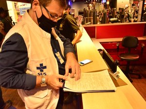 Academia é notificada por excesso de usuários durante fiscalização em Maceió