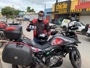 Psicólogo viaja 3 mil km de moto em homenagem a amigo que morreu em Noronha