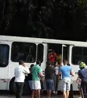 [Vídeo] Motorista perde o controle de ônibus e colide em mureta na Ladeira Geraldo Melo