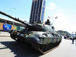 Desfile de 7 de Setembro no Rio tem protesto e Witzel em tanque de guerra
