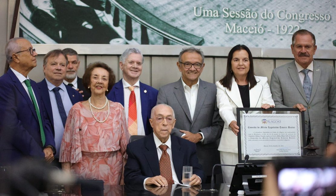 Pediatra Milton Hênio recebe a comenda Tavares Bastos em sessão emocionante