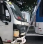 Caminhão colide com poste e causa transtornos na Avenida Fernandes Lima
