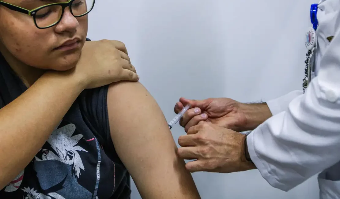 Jovens de 15 a 19 anos podem se vacinar contra HPV até junho de 2026