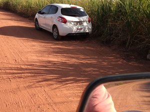 Carro roubado é abandonado em estrada vicinal de Igreja Nova