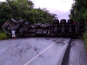 Carreta com mercadorias de vidro tomba e deixa um ferido, em Teotônio Vilela
