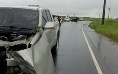 Carro e caminhão colidem na AL-101 Norte