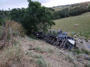 Carreta cai em ribanceira e motorista fica preso às ferragens na BR-101