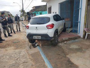 Motorista perde controle e invade casa na cidade de Paripueira
