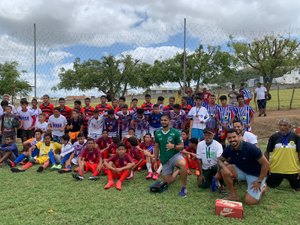 Em Arapiraca, ação beneficente presenteia crianças em torneio de futebol