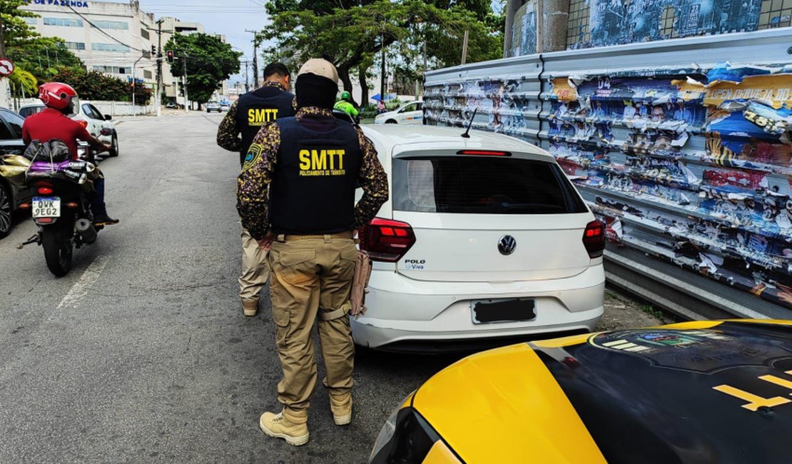 Fiscalização do DMTT flagra veículo transportando maconha e armas brancas