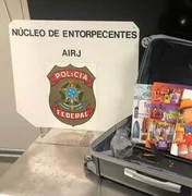Mulher esconde 7kg de cocaína em livros infantis e é presa pela PF