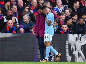 Gabriel Jesus se machuca sozinho e ficará fora do City por pelo menos dois meses