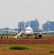 Avião com 151 pessoas a bordo sai da pista durante pouso e fica atolado na lama