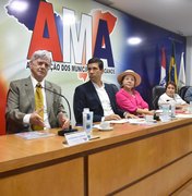 Governador Klever Loureiro mantém diálogo com prefeitos alagoanos em reunião na AMA
