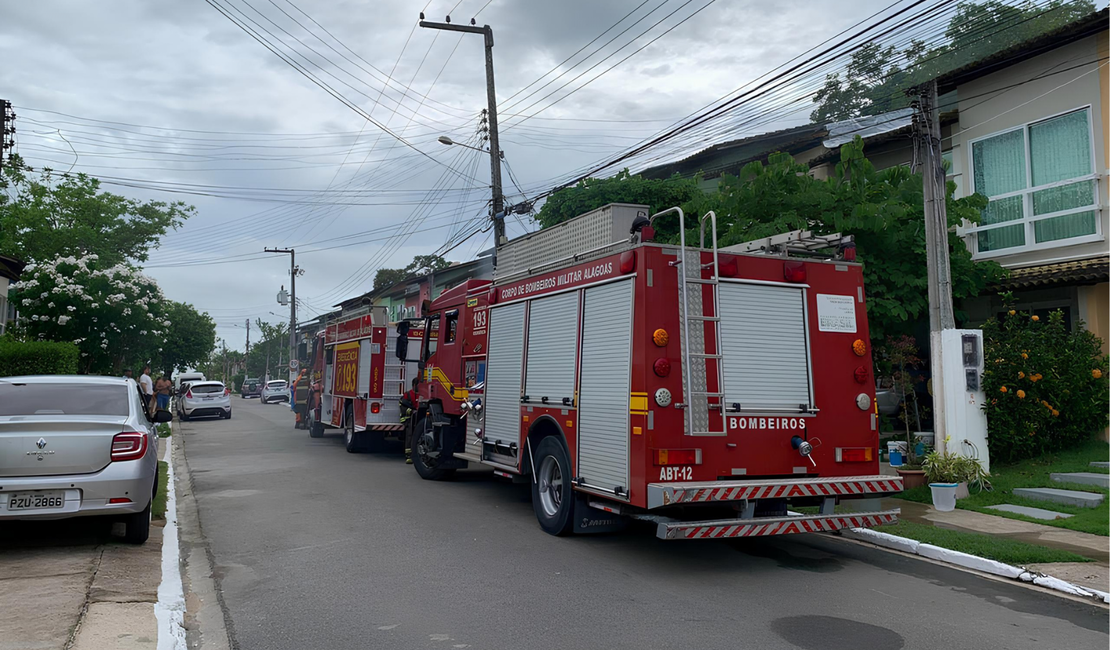 Corpo de Bombeiros combate incêndio em residência e socorre idoso em Arapiraca
