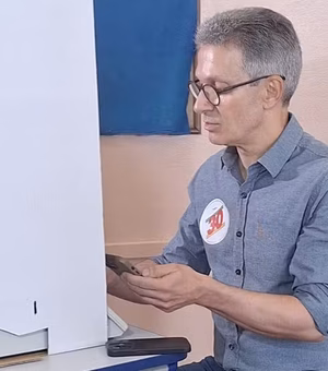 Zema vota com celular na mão em Araxá, em Minas; TRE apura
