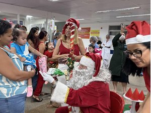 Festa de Natal leva alegria e acolhimento às crianças internadas na Pediatria do HGE