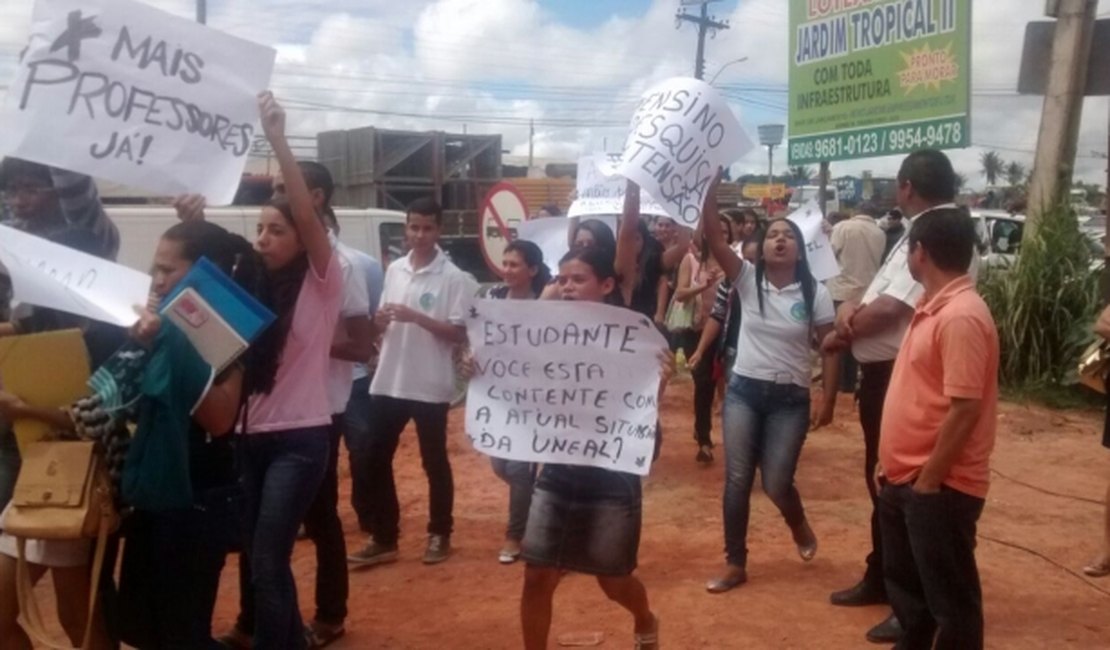 [Vídeo] Estudantes da Uneal protestam durante visita do governador a Arapiraca