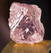 Mineradora anuncia descoberta de diamante rosa de quase 13 quilates