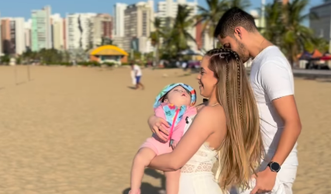 Bebê com doença rara conhece o mar pela primeira vez em Fortaleza