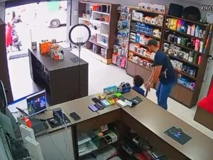Jovem perde controle de bicicleta e acaba dentro de loja em Porto Calvo