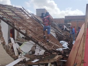 [Vídeo] Casa desaba e moradora fica presa sob os escombros no bairro Brasiliana, em Arapiraca