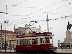 Famoso ponto turístico de Lisboa é evacuado após caixa suspeita