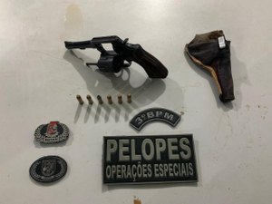 Homem que estava em bar foge para  matagal após chegada da polícia