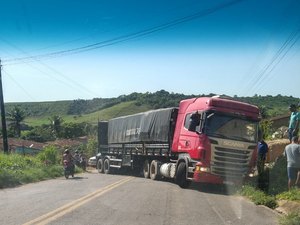 Condutor de carreta perde controle do veículo e interdita a AL 105 em Pindorama