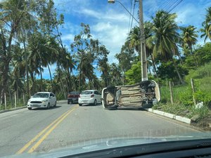 Carro tomba na Av. Pierre Chalita após colisão com outro veículo