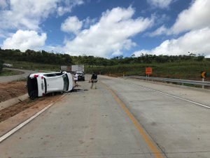 Carro capota e deixa duas pessoas feridas na BR-101, altura de Jequiá da Praia