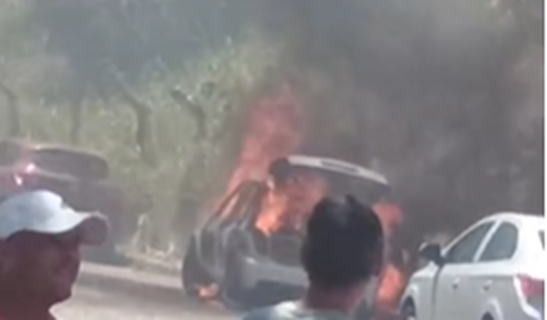 [Vídeo] Carro pega fogo em ladeira que liga os bairros do Jacintinho a Mangabeiras