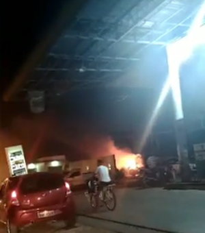 Caminhão estacionado ao lado de posto de combustíveis pega fogo,  em Arapiraca 