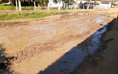 Devido a lamaçal, moradores interditam principal estrada da Vila São José, em Arapiraca 