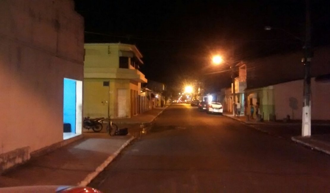 Assaltantes roubam pertences de funcionário e roupas em academia