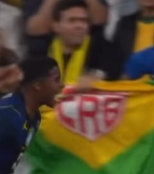 Bandeira do CRB é vista durante vitória do Brasil sobre a Austrália