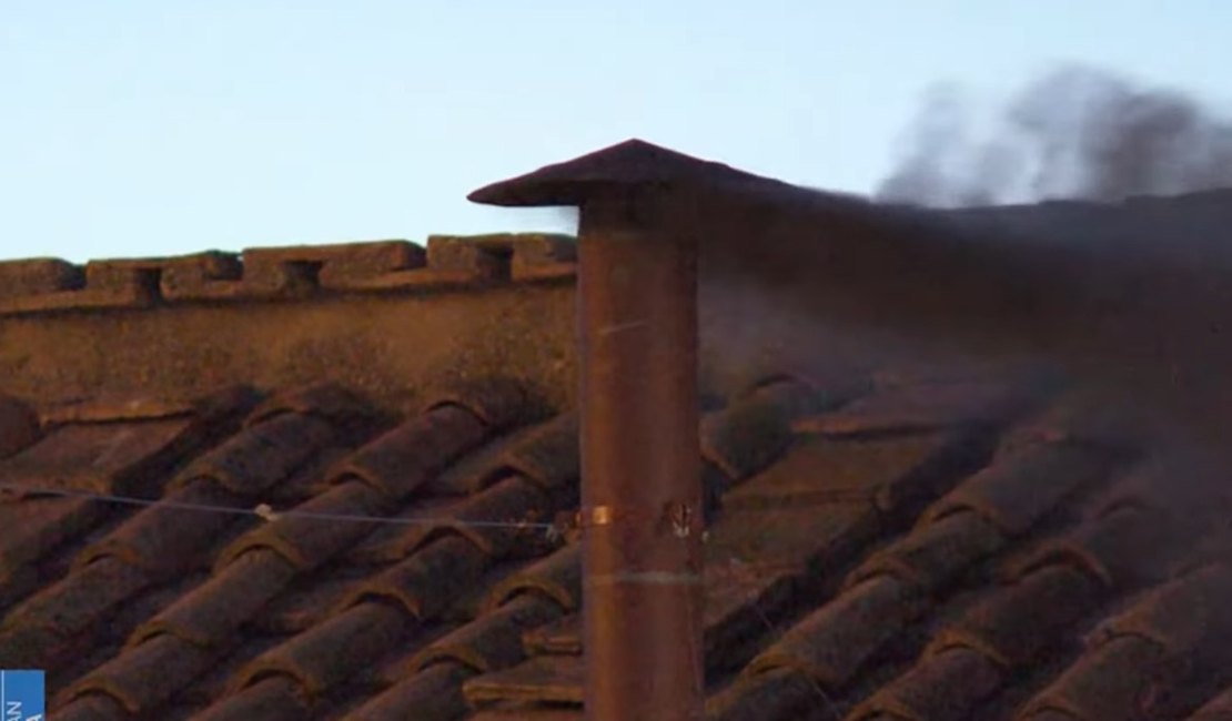 Fumaça preta: Papa não é eleito na manhã do segundo dia de conclave