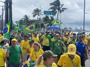 Ato em apoio a Bolsonaro reúne manifestantes em Maceió com críticas a Lula e ao STF