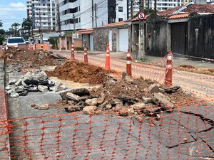 Buracos se abrem no meio da rua e assustam população em Maceió