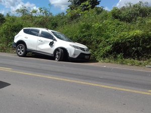 Motorista roda e capota veículo em alta velocidade e sai ileso de acidente 