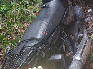 Motocicleta roubada é encontrada em matagal na parte alta da capital