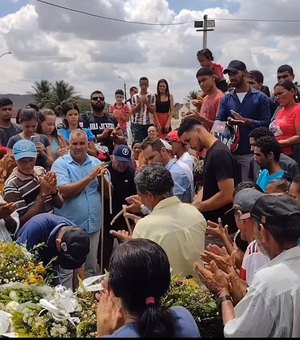 Comoção marca sepultamento de irmãos que morreram após colisão na zona rural de Arapiraca