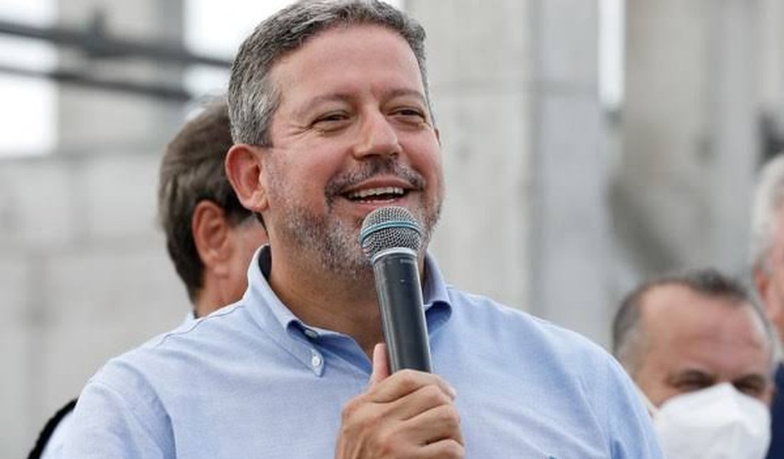 Quase 60% dos professores de Alagoas vão deixar de pagar Imposto de Renda após projeto relatado por Arthur Lira